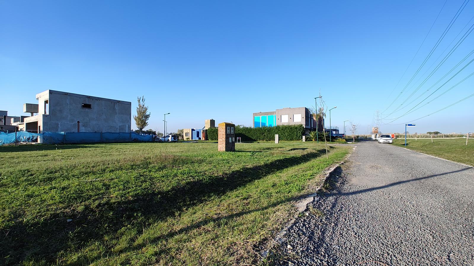 Lote en Laguna Azul en esquina