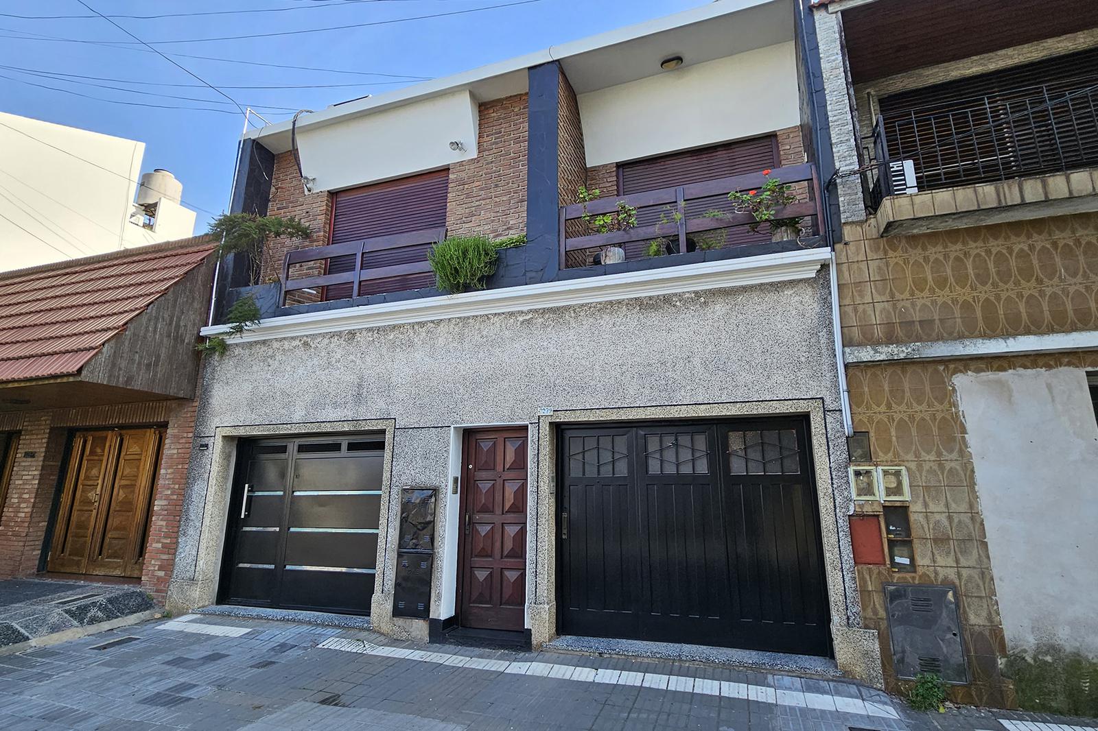 VENTA. PH 4 AMBIENTES, DOS PATIOS + GARAGE.