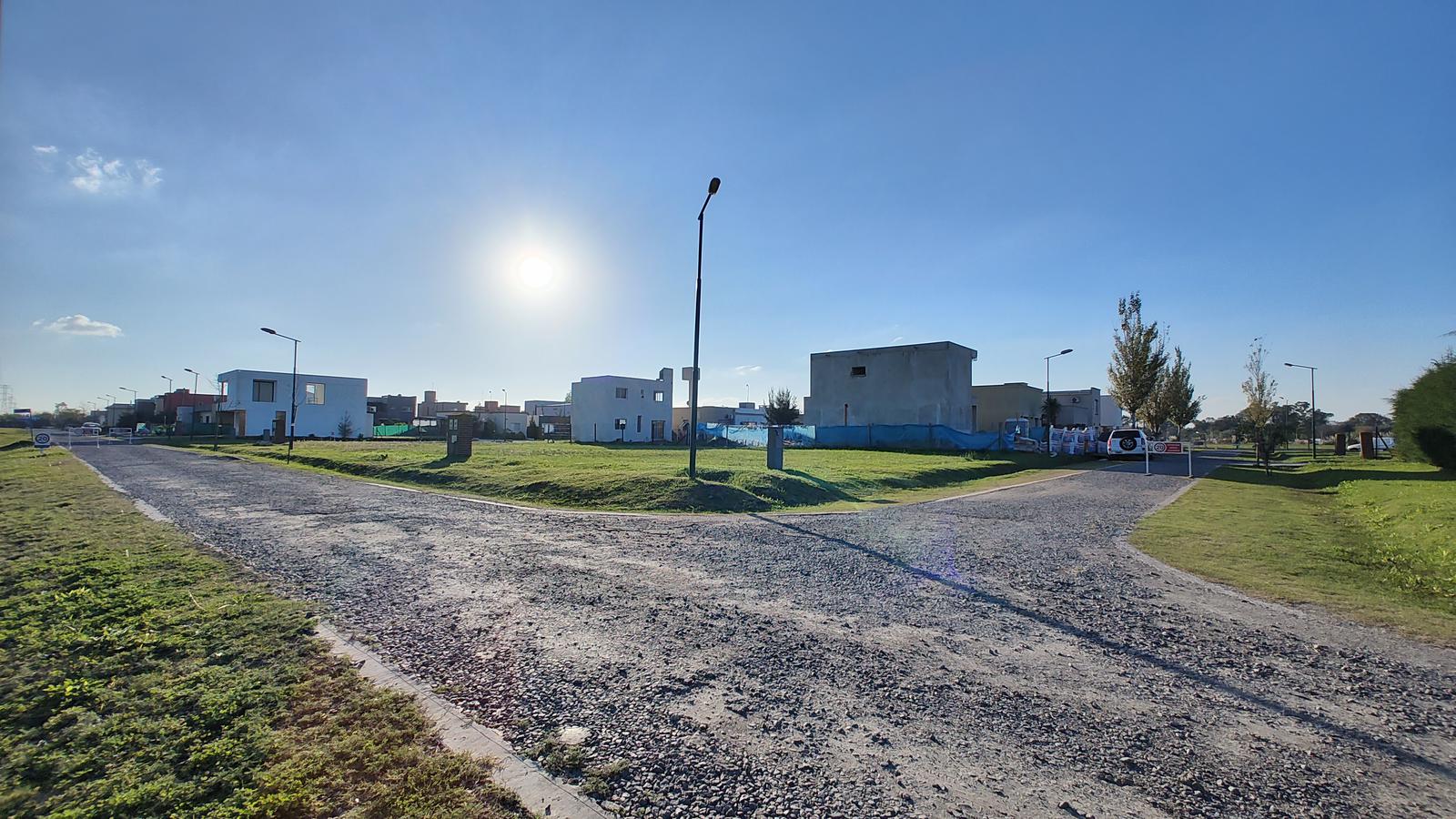 Laguna Azul – lote en esquina con vista a la laguna