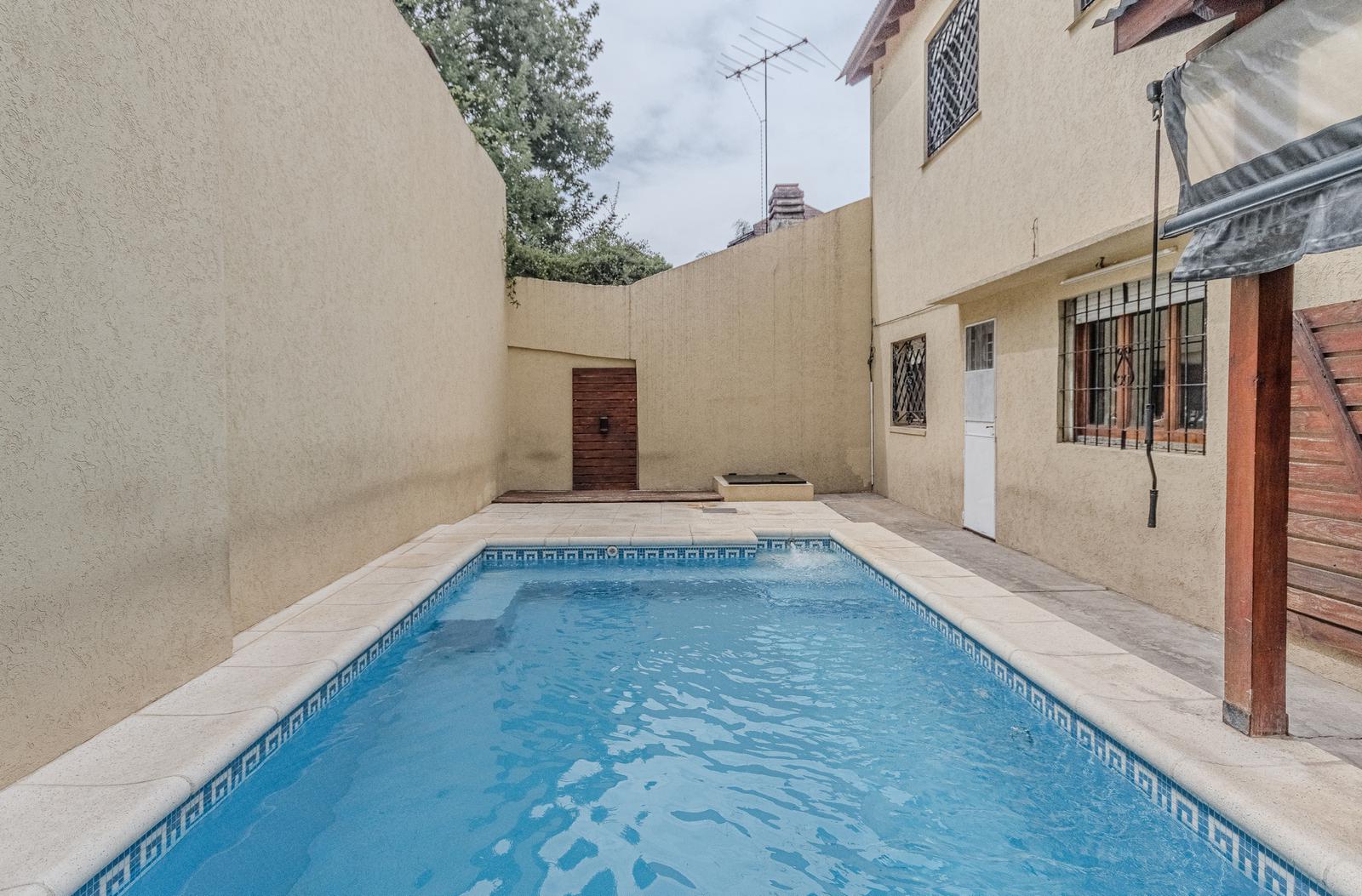 Casa en dos plantas + piscina + cochera doble + estado ideal