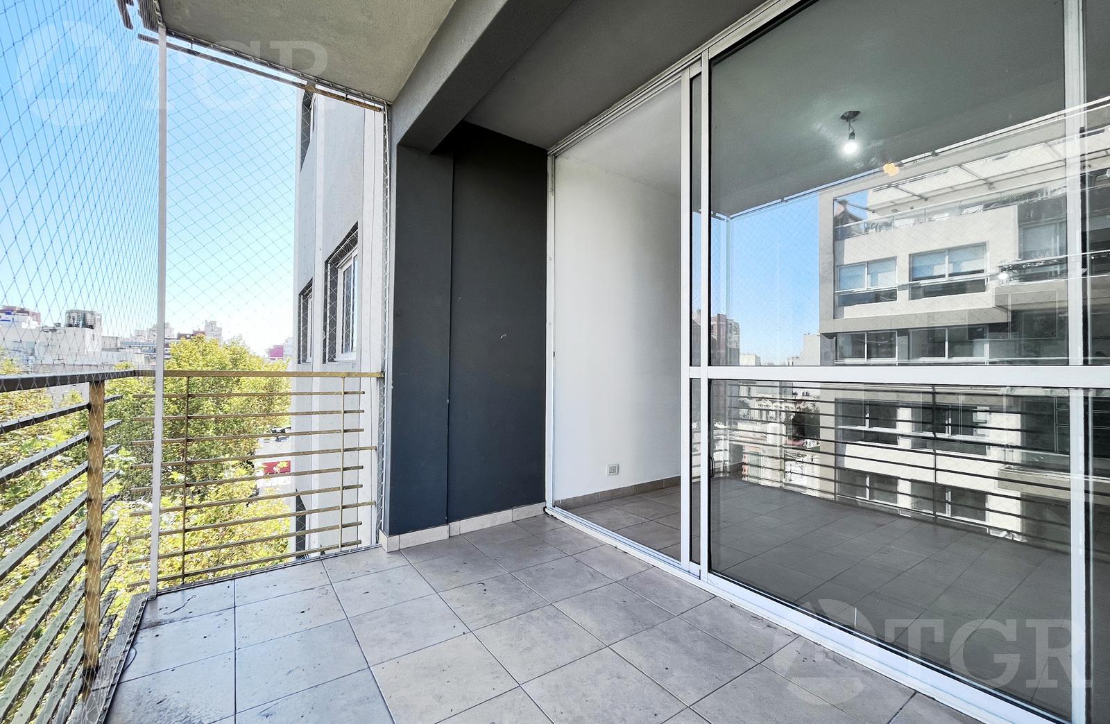 Alquiler – Departamento 3 ambientes con cochera. San Cristobal.