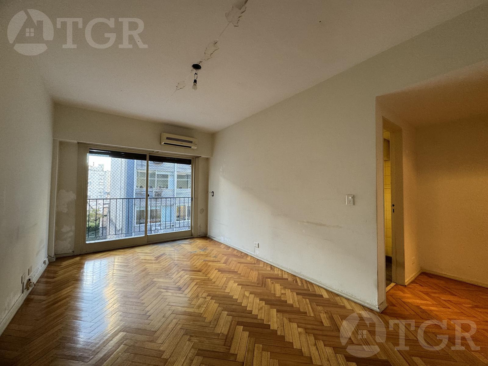 Departamento de 2 amb. + Al frente + Balcón + Luminoso + Cocina Separada