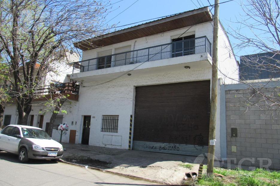 Galpón y vivienda multifamiliar