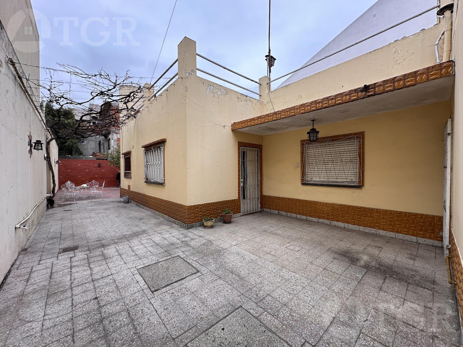 VENTA CASA 3 AMBIENTES CON TERRAZA   2 LOCALES EN EL CENTRO DE VILLA BOSCH