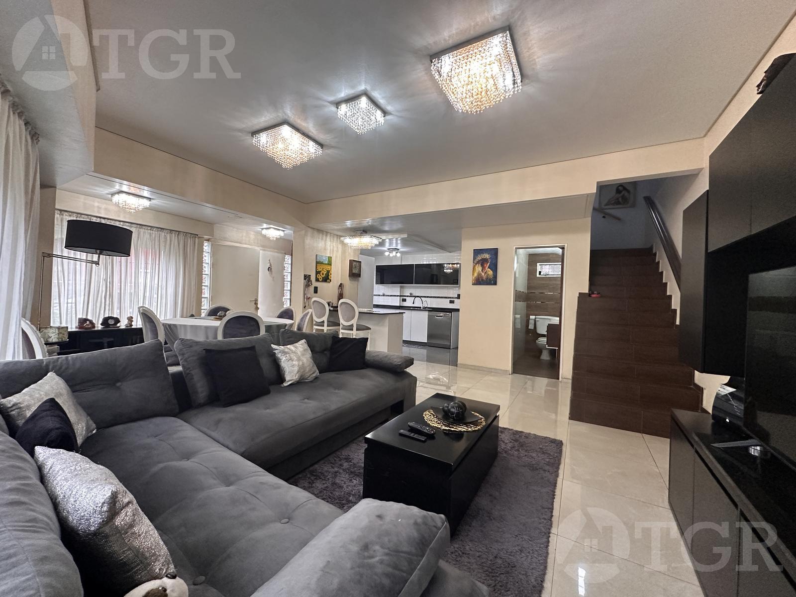 VENTA CASA 4 AMBIENTES REFACCIONADO A NUEVO con GARAGE en BARRIO PARQUE