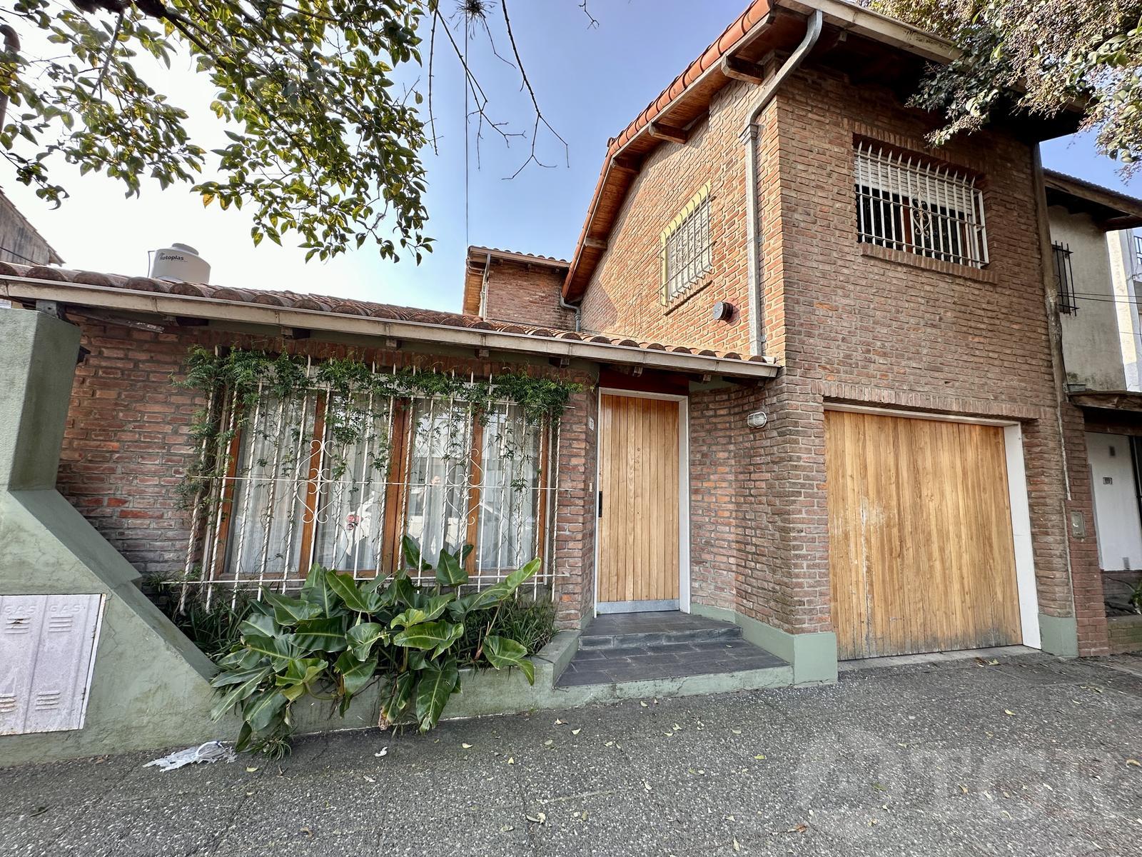 VENTA CASA 6 AMBIENTES con GARAGE y PATIO en CARAPACHAY