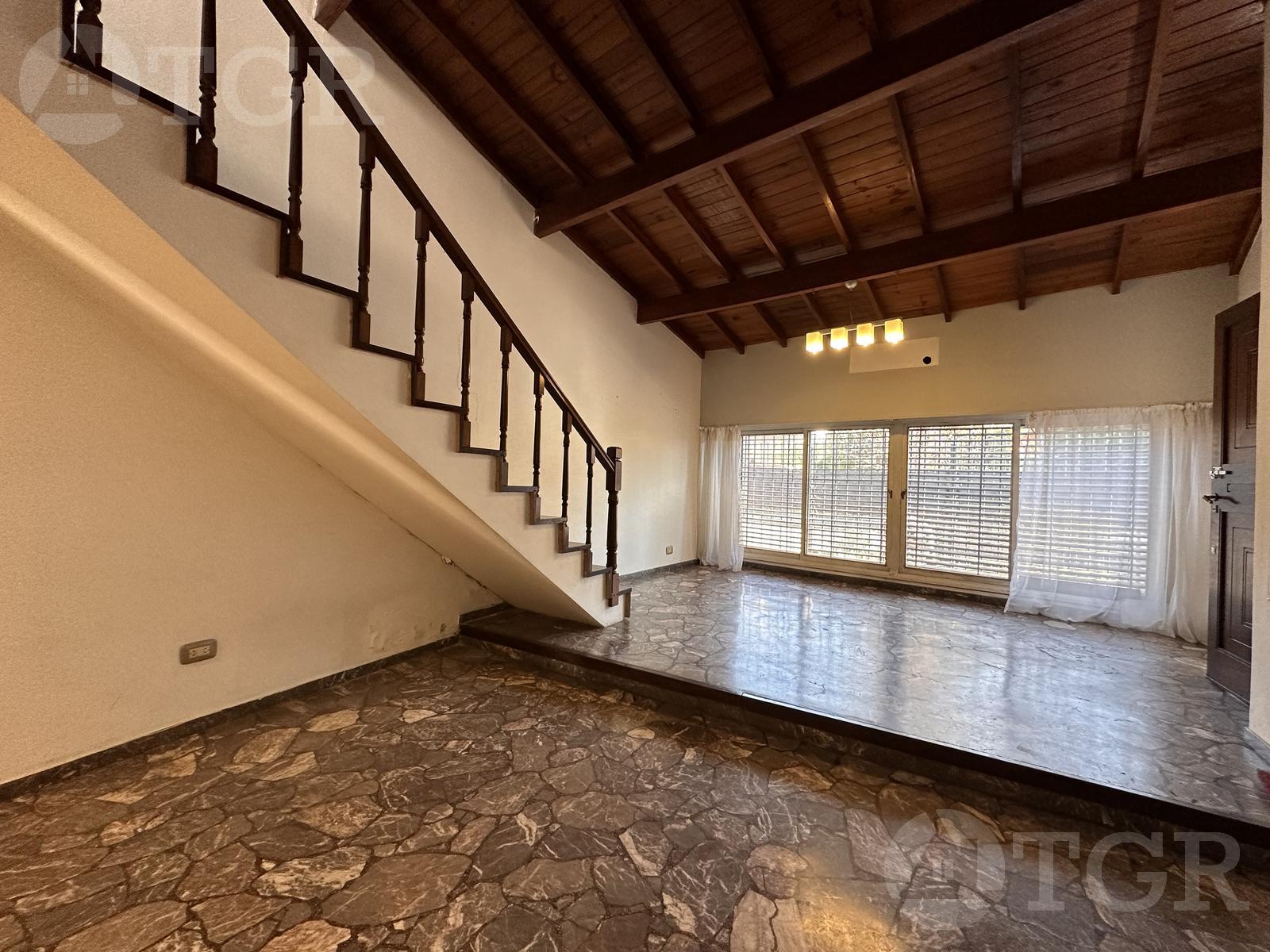 VENTA CASA 5 AMBIENTES con COCHERA y PATIO en CIUDAD JARDIN