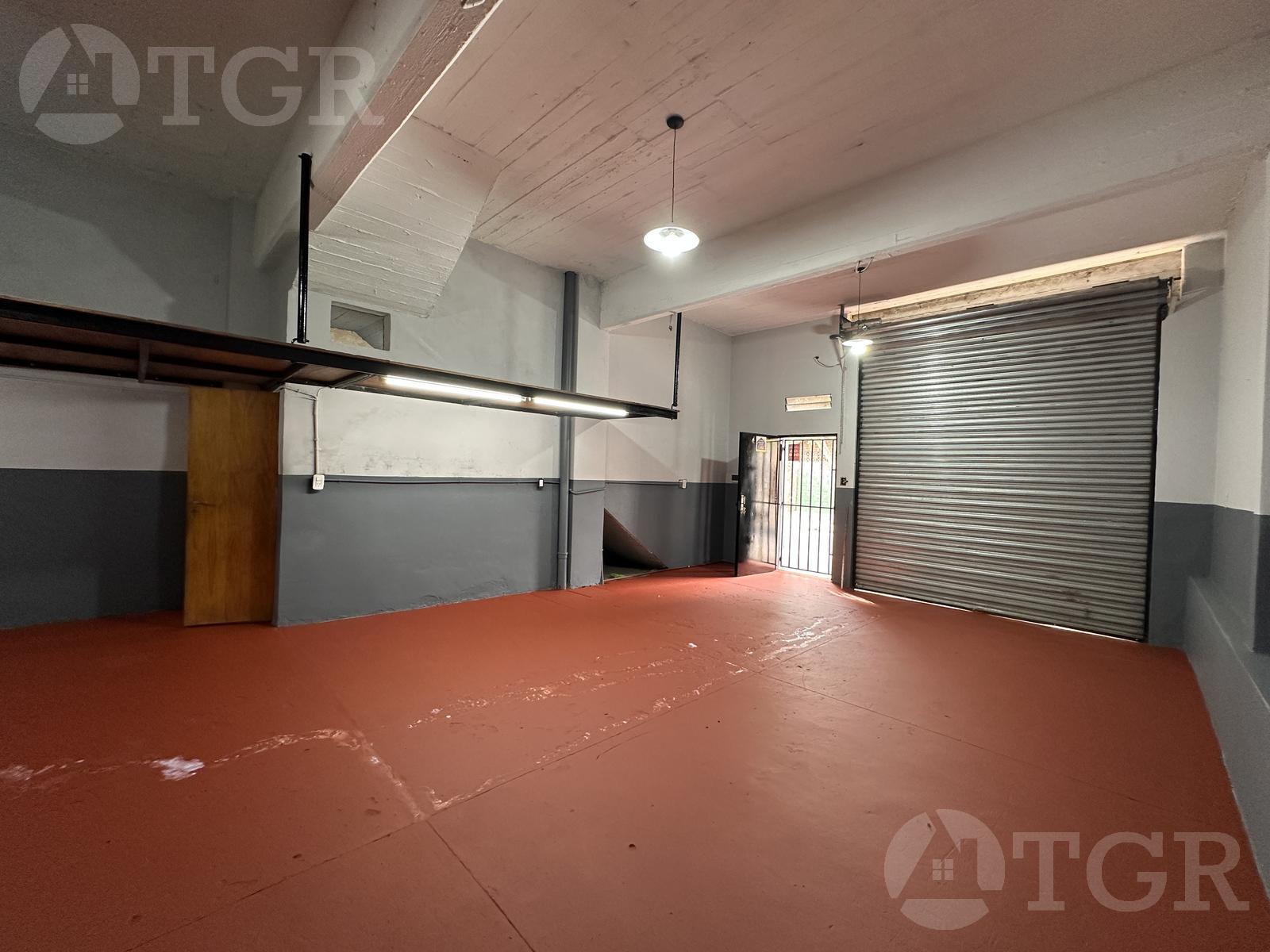 VENTA LOCAL 100m2 SIN COLUMNAS y CORTINA AUTOMATIZADA en CASEROS