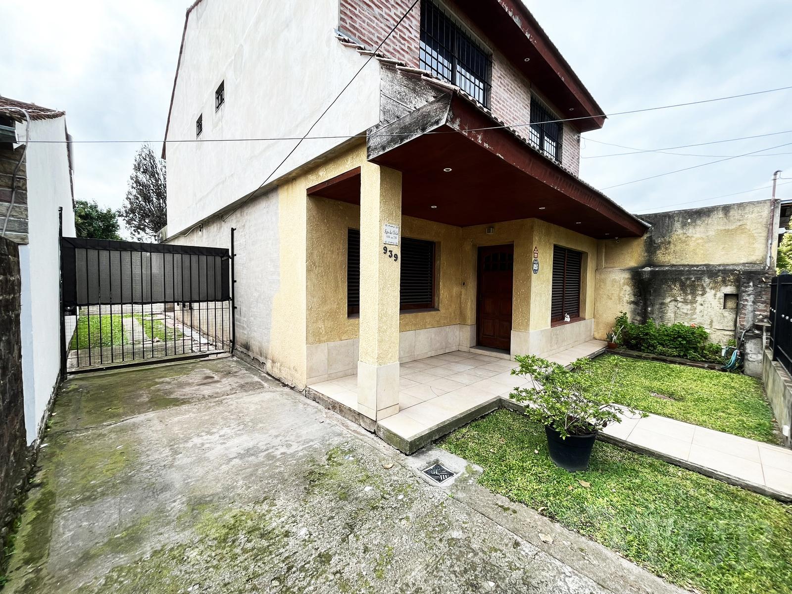 Casa en Venta en Pacheco: Jardin, Cochera, en dos plantas.