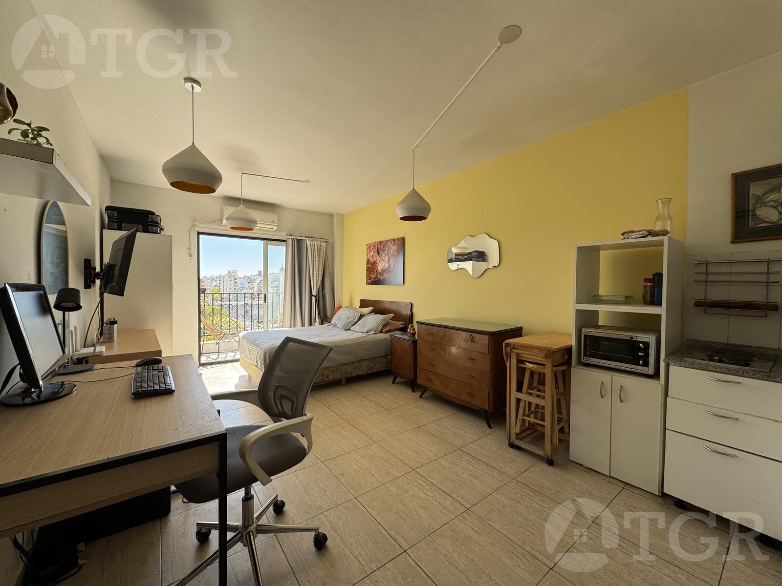 Venta Departamento Av. Independencia. Vista abierta luminoso