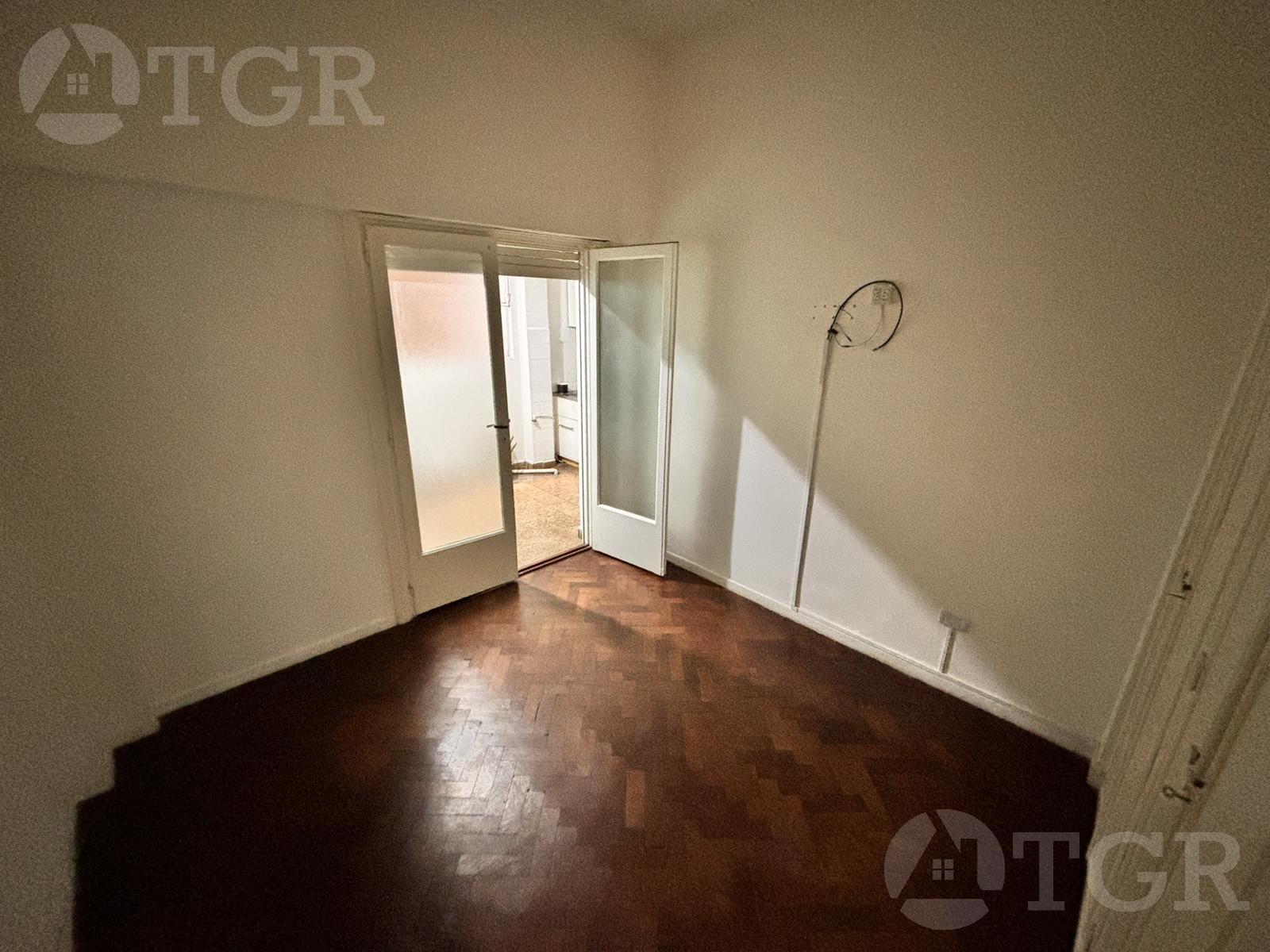 Departamento en venta de 3 ambientes sobre Av Rivadavia