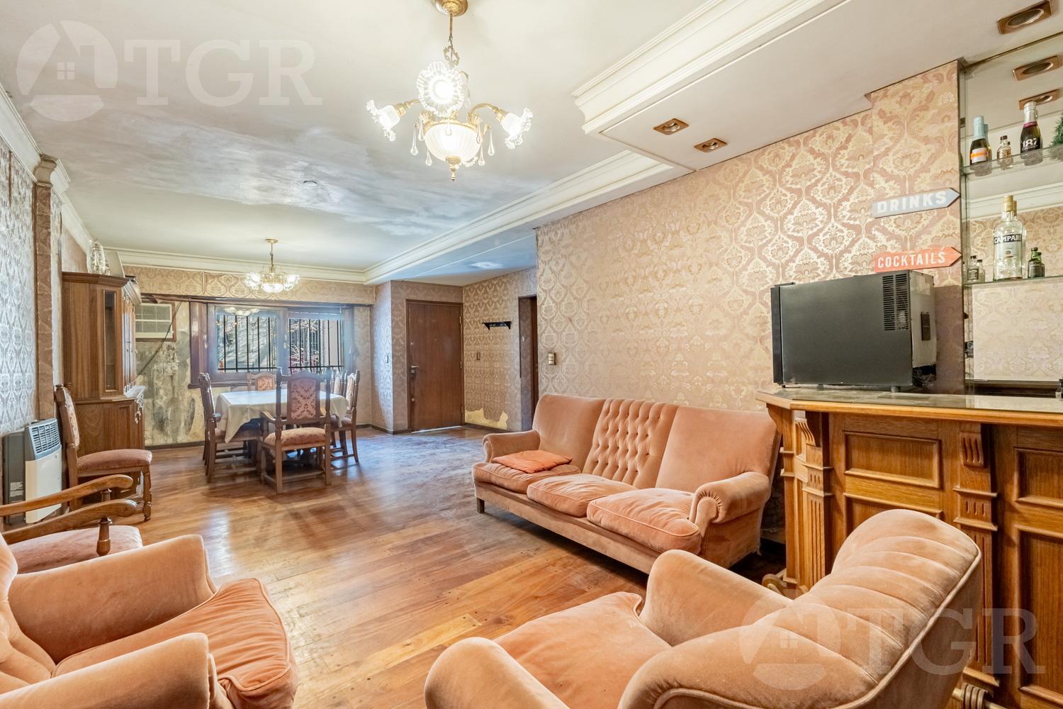 Venta Casa de 3 plantas con cochera y terraza- Boedo