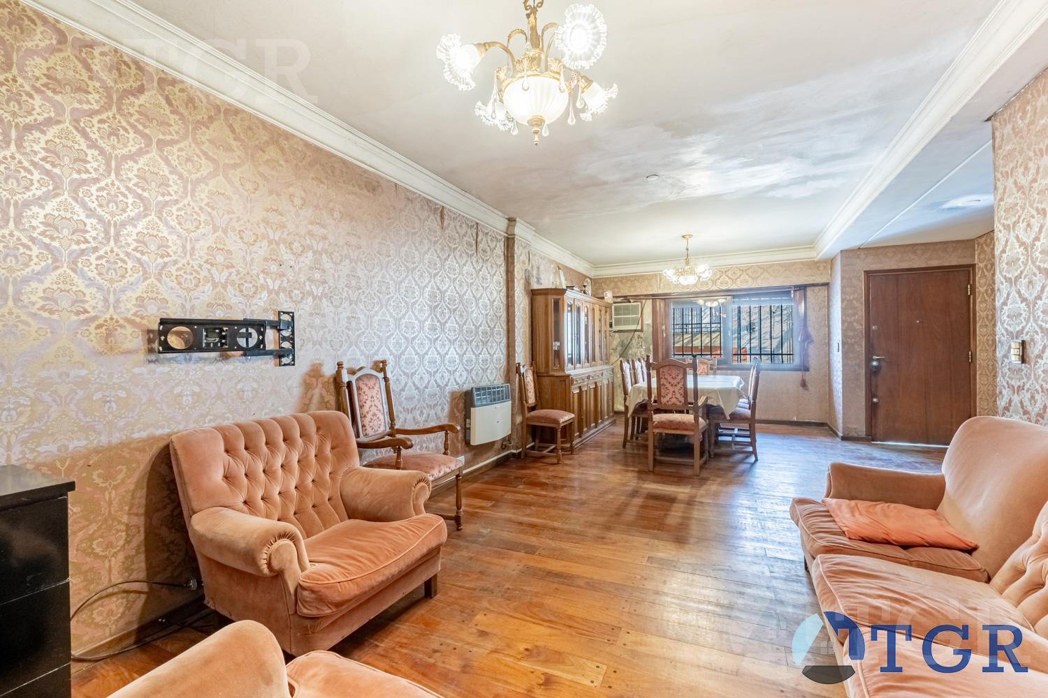 Venta Casa de 3 plantas con cochera y terraza- Boedo