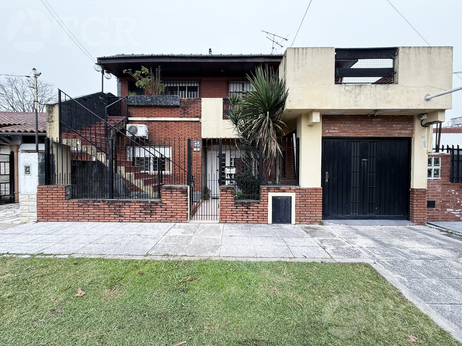 Casa multifamiliar con patio y pileta en El Palomar