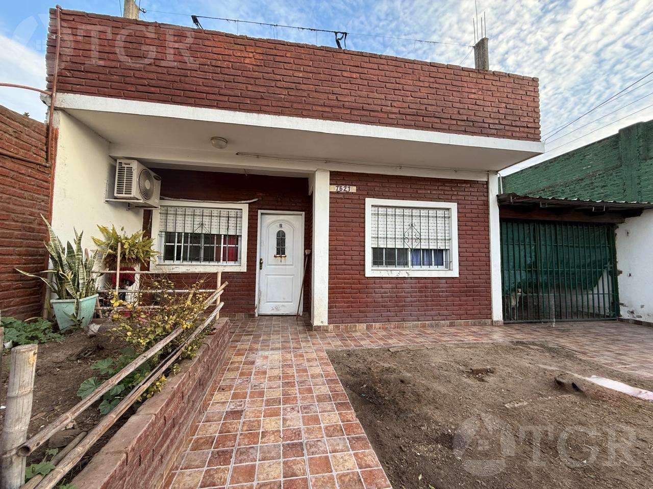 Casa en venta sobre lote propio de 4 ambientes en Virrey del Pino