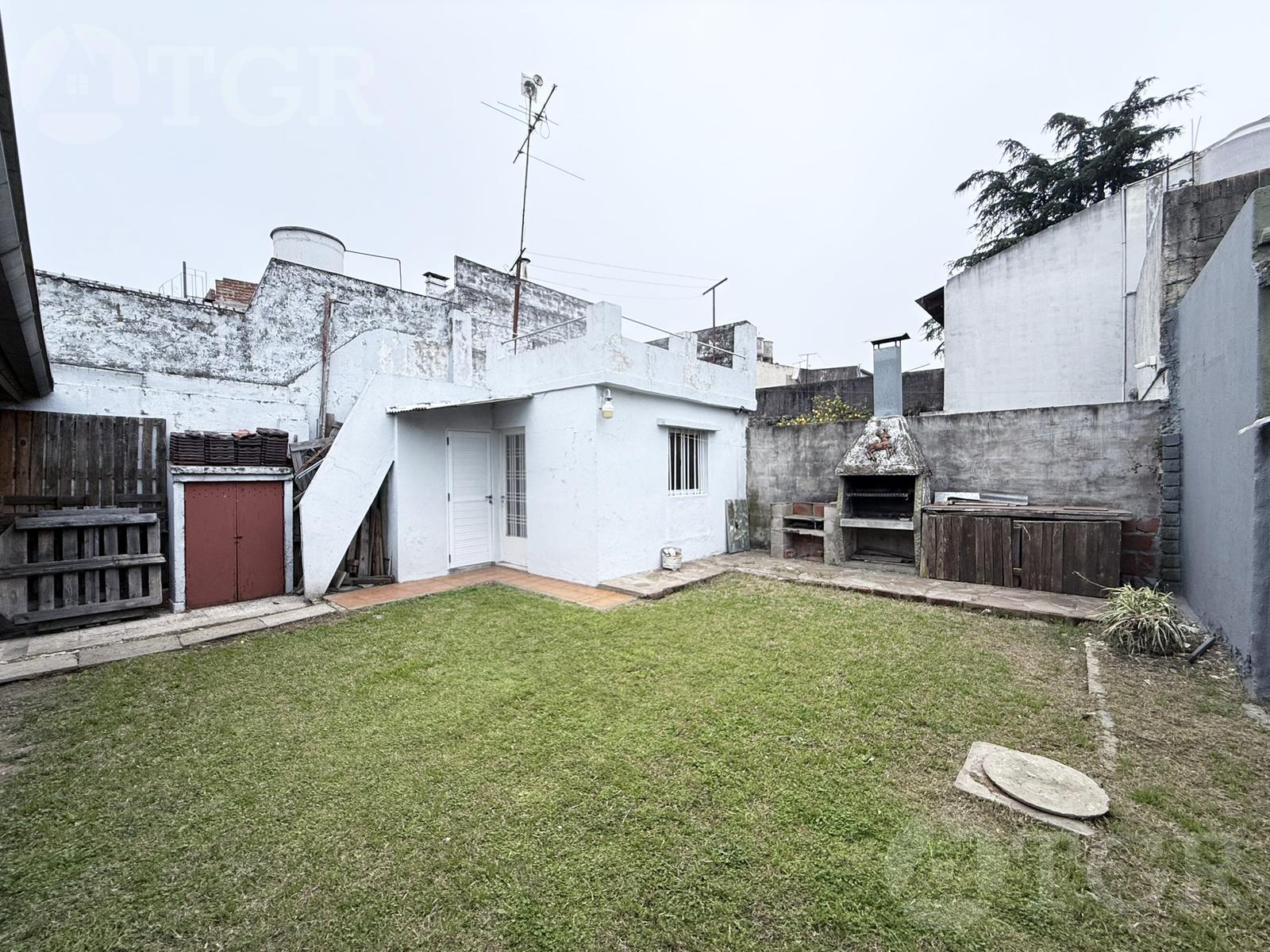 VENTA DE CASA 3 AMBIENTES JARDIN Y PARRILLA EN LOMAS DEL MIRADOR
